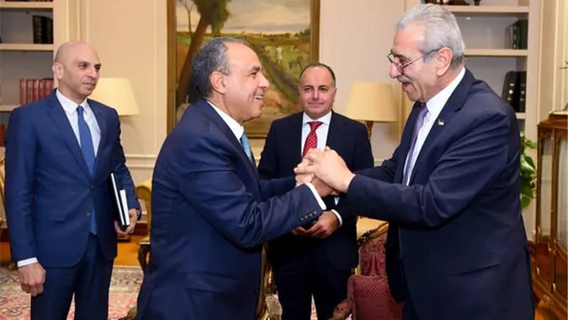 وزير الخارجية يستقبل رئيس اللجنة الوطنية لإدارة غزة ويؤكد دعم مصر الكامل للجنة