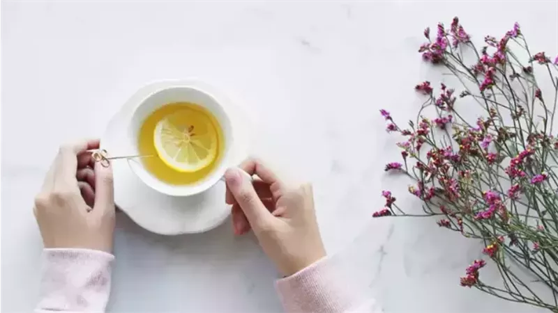 ماء الليمون المغلي.. سر فقدان الوزن وتحسين الهضم قبل النوم