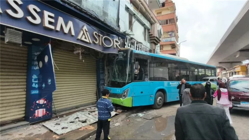 تحطم وجهات محلين و 3 سيارات في انحراف أتوبيس نقل عام عن مساره بالكيلو 21  