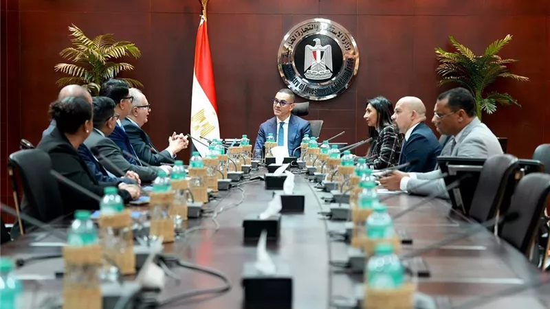 وزير الاستثمار يبحث مع إيفولف القابضة وستونيكس تعزيز استثمارات المعادن والذهب