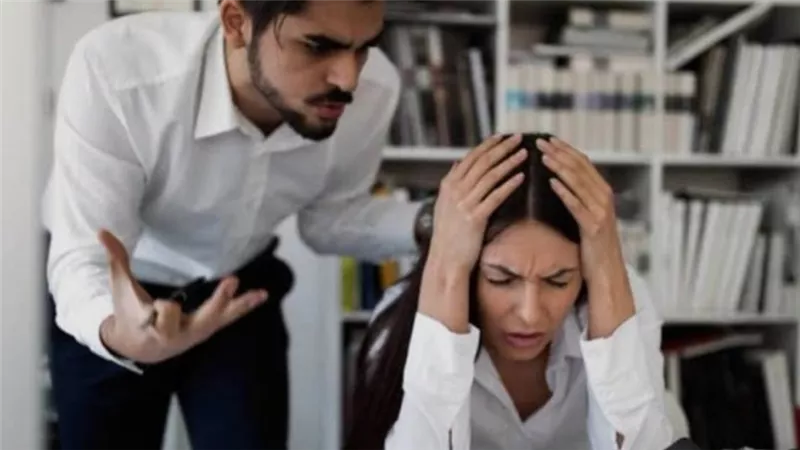كيف تتعاملين مع الشخص المتسلط وكثير الانتقاد دون أن تفقدي أعصابك؟ 	