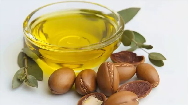 من الجفاف للهيشان.. كيف يعالج زيت الأرجان كل مشاكل الشعر؟
