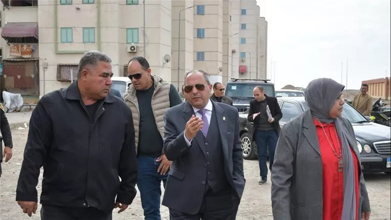 محافظ بورسعيد يتفقد مساكن الحي الإماراتي بالجنوب ويوجه برصف الطرق