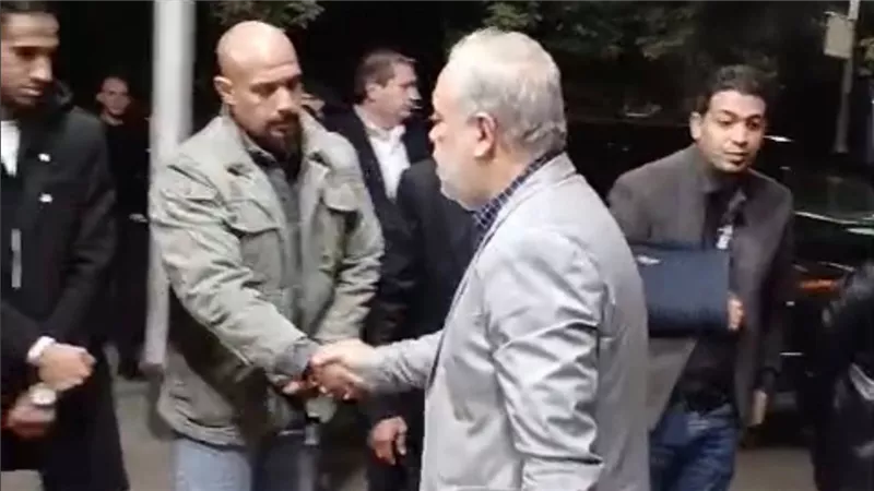 أشرف زكي يقدم واجب العزاء لأسرة الفنان الراحل محمود بشير |صور