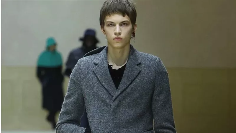 لكل رجل عصري.. الأناقة والفخامة في مجمومة Prada الشتوية