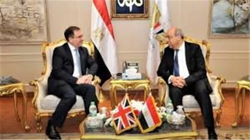 مصر والمملكة المتحدة تبحثان تحديث اتفاقية النقل الجوي وزيادة التشغيل