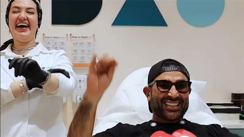 عايز أوصل رسالة.. أحمد سعد يزيل وشم جديد من على جسده 
