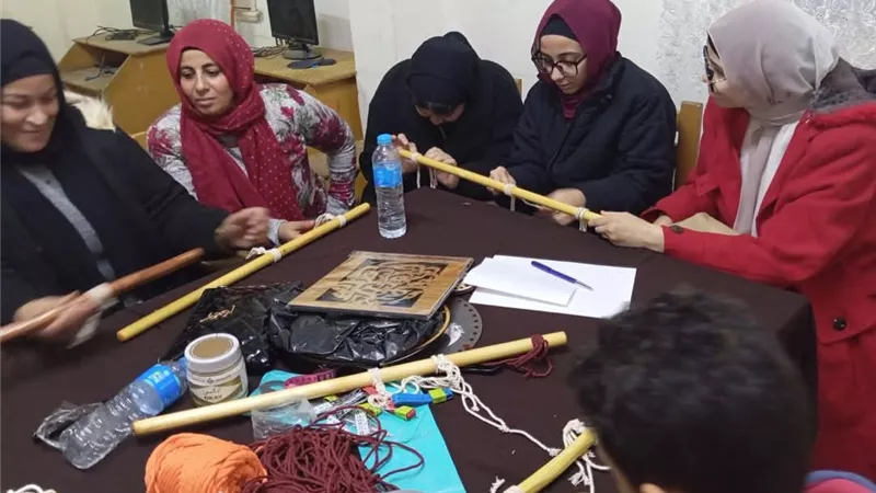 تنفيذ فعاليات اليوم الأول لبرنامج علمني حرفة بورشة المكرمية بمركز المدينة 