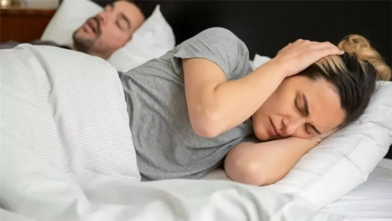 الشخير ليس إزعاج بسيط … كيف تنامين بجوار شخص يشخر دون أن تنهاري؟ 	