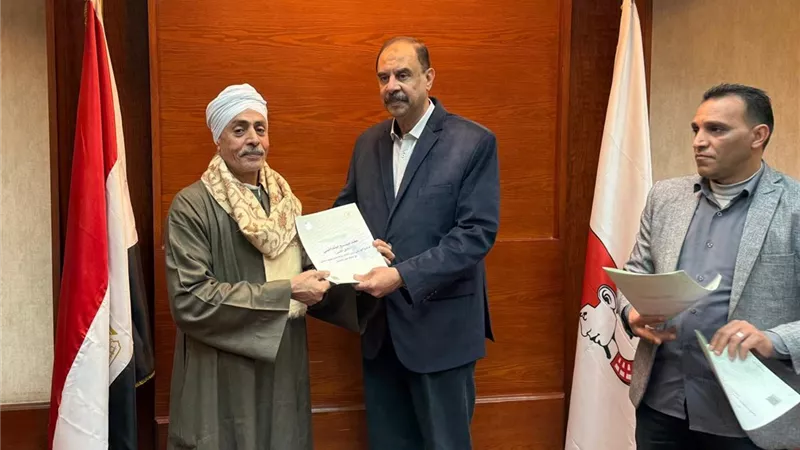 محافظ سوهاج يسلم 30 عقدا لتقنين أراضي أملاك الدولة للمواطنين