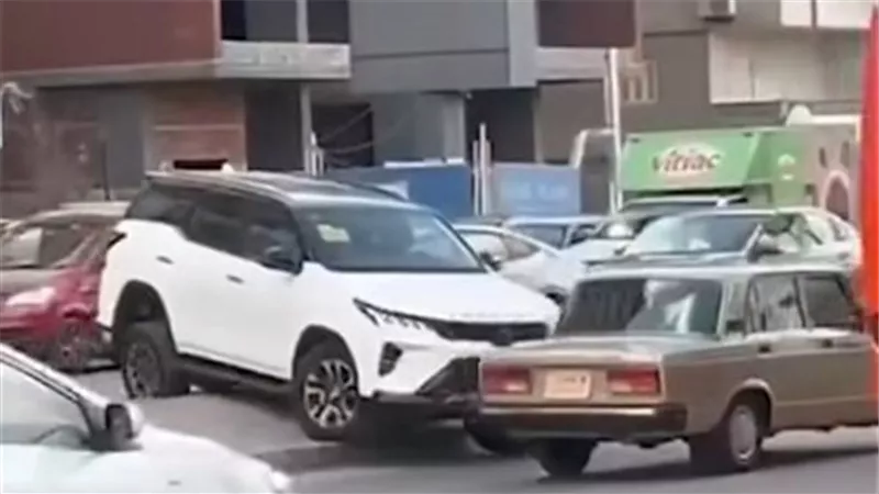 القبض على قائد سيارة تحمل شعار مجلس النواب لسيره عكس الاتجاه بمدينة نصر