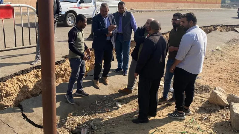 بحضور لجنة مختصة.. محافظ قنا يوجه بسرعة إصلاح هبوط بطريق مجمع المواقف بأبوتشت 