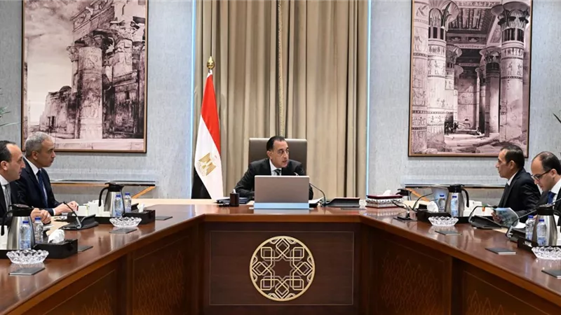 رئيس الوزراء يستعرض الموقف التنفيذي لمشروعات شركة 
