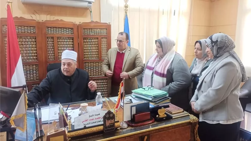 رئيس قطاع المعاهد الأزهرية يستعرض الحقيبة التعليمية لمادة اللغة العربية