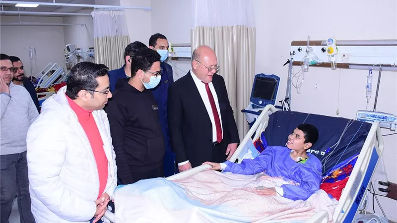 بين المرضى.. رئيس جامعة سوهاج يطمئن على مستوى الخدمات بمستشفى الطوارئ الجديد