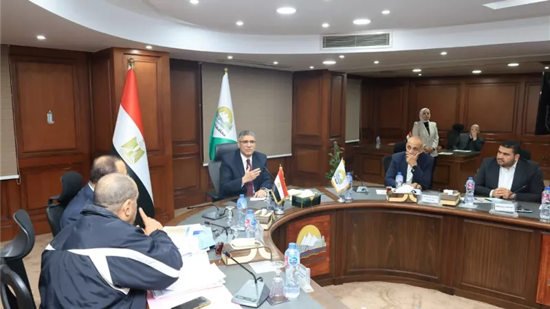 محافظ الجيزة يبحث موقف المرافق ودعم البنية التحتية بالمنطقة الصناعية بأبو رواش