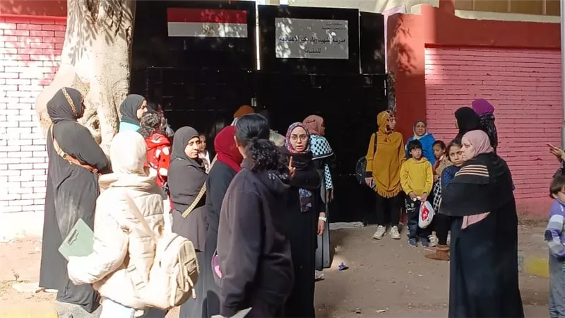  طلاب الشهادة الإعدادية بالجيزة يؤدون امتحاني 