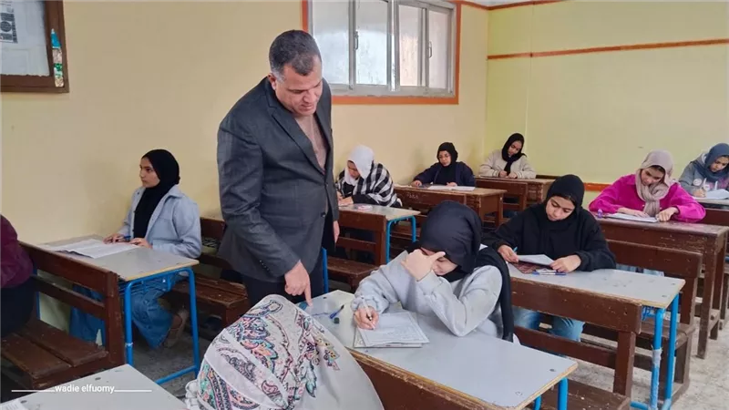 انضباط وهدوء..  مدير تعليم دمياط يتفقد امتحانات الشهادة الإعدادية  