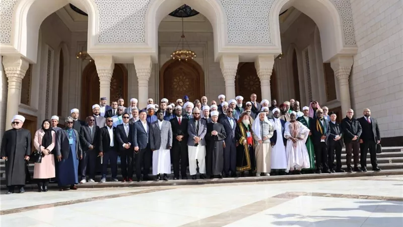 وزير الأوقاف يصطحب ضيوف مصر الكرام في زيارة لمسجد مصر الكبير 