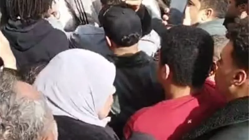 انهيار رضا البحراوي في وداع والدته.. ومشاهد مؤثرة تبكي الحاضرين