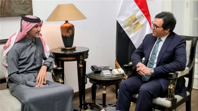 وزير الثقافة يلتقي سفير قطر بالقاهرة لتعزيز التعاون الثقافي وبحث استعدادات 