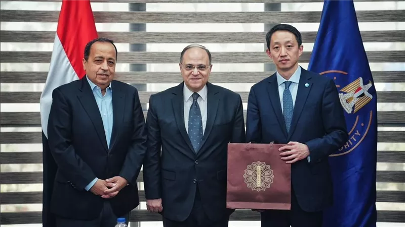 هيئة الدواء تبحث توطين الصناعة الدوائية مع 