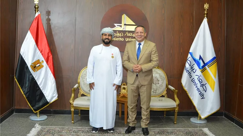 دعم التميز العلمي: رئيس جامعة دمياط يكرم الباحث العماني سعيد المخمري