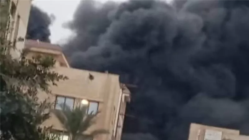 السيطرة على حريق هائل بمصنع بلاستيك في العبور دون إصابات
