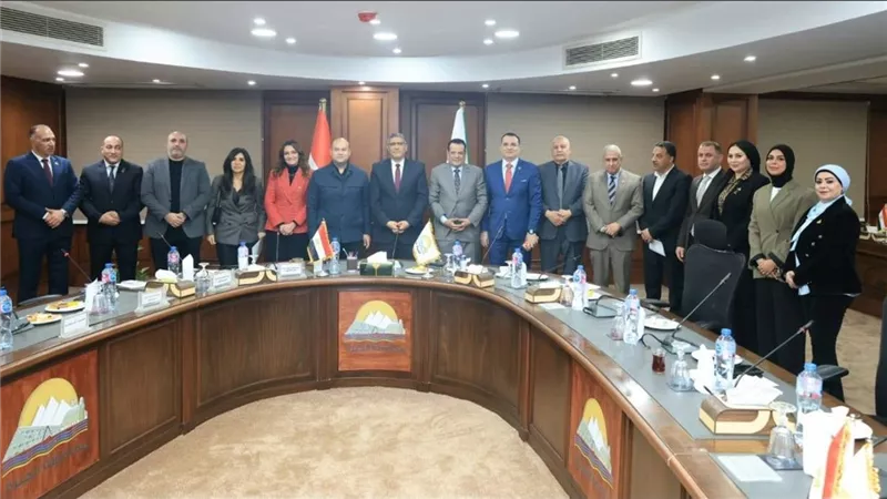 محافظ الجيزة يلتقي نواب وشيوخ 