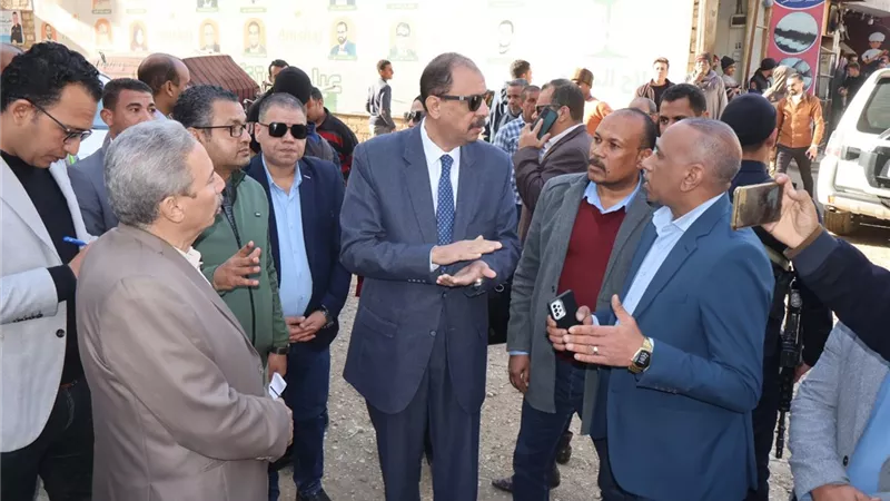 محافظ سوهاج يشدد على النظافة والسلامة خلال تنفيذ مشروعات الطرق والصرف الصحي
