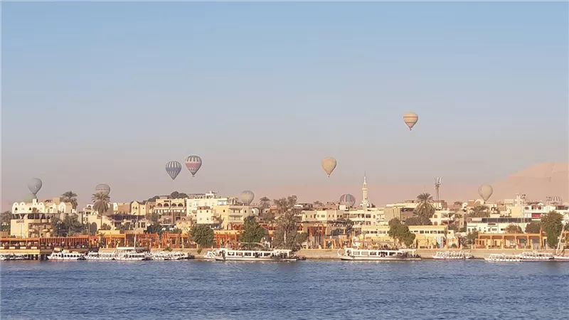 60 رحلة بالون طائر تحلق بـ1500 سائح فوق آثار الأقصر 