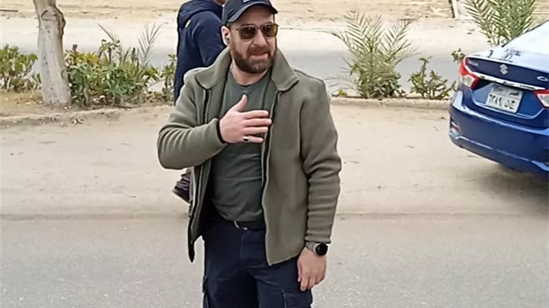 نضال الشافعي يصل مسجد آل بهجت دريم لاند استعدادا لصلاة الجنازة على والدته 