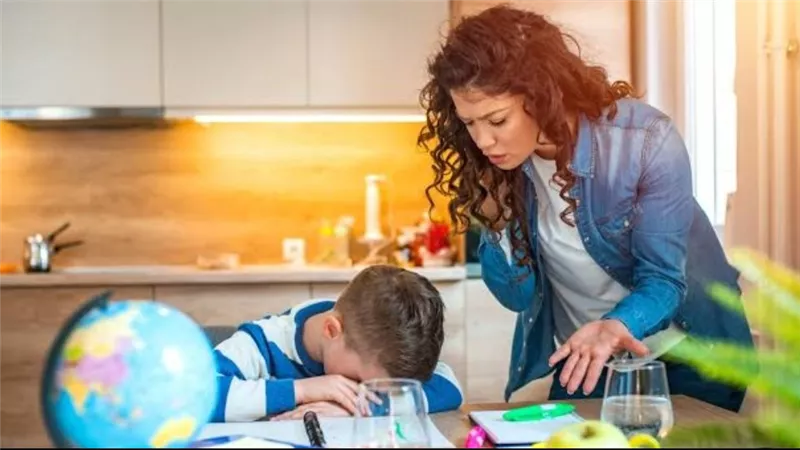 قبل ساعة الصفر.. كيف تحمين ابنك من فوبيا النتيجة وتدعمين سلامه النفسي؟