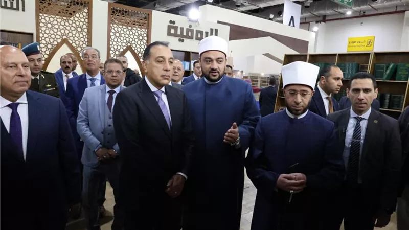 وزير الأوقاف يستقبل رئيس الوزراء في تفقد جناح المجلس الأعلى للشئون الإسلامية