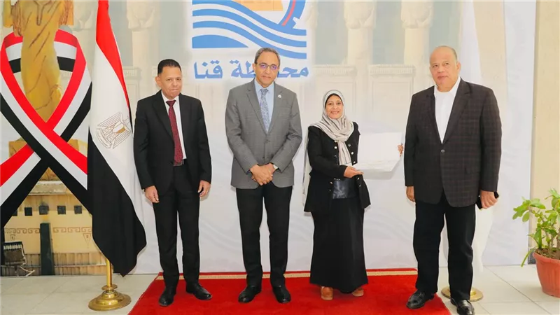 محافظ قنا يكرم المتدربين ضمن مبادرة «تواصل» لتدريب العاملين على لغة الإشارة