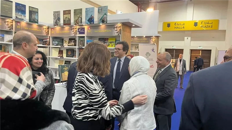 وزير الثقافة يتفقد أجنحة معرض الكتاب ويستعرض حقائب مكتبة لكل بيت