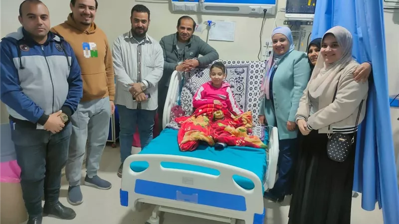 ممر شرفي لتوديع طفلة تعافت بعد 60 يوما داخل العناية المركزة ببنى سويف 