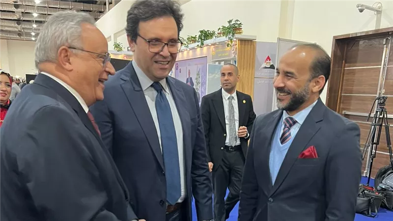 وزيرا الثقافة والتعليم العالى يتفقدان جناح مكتبة الإسكندرية بمعرض الكتاب