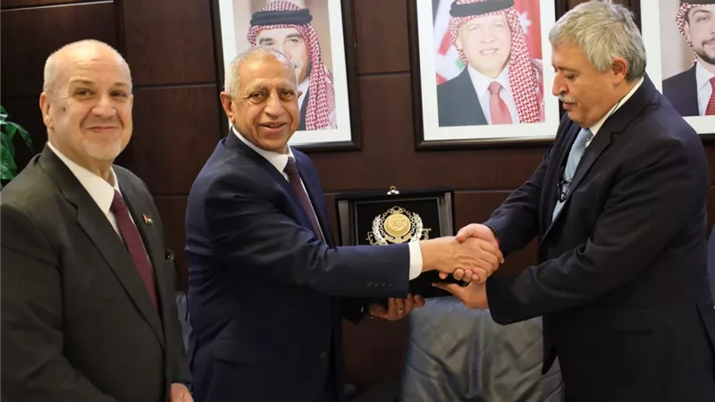 الأردن والأكاديمية العربية يطلقان شراكة لتطوير النقل البحري والخدمات اللوجستية
