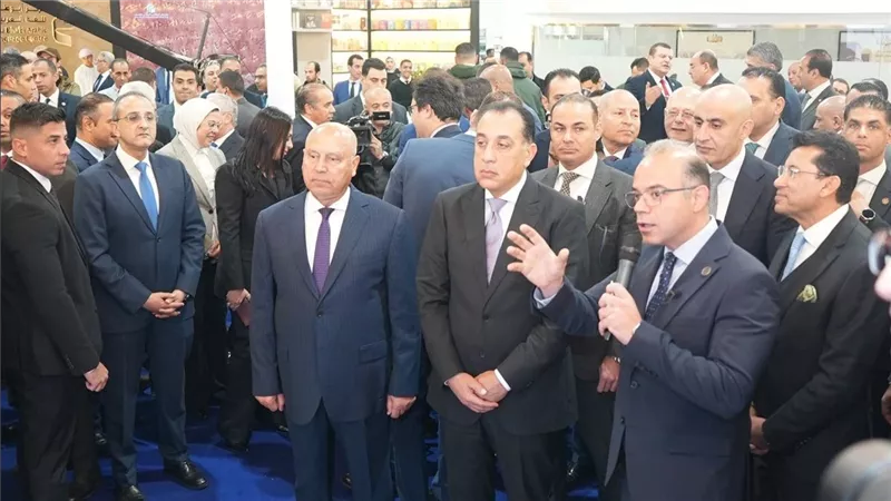 رئيس الوزراء يتفقد جناح هيئة الرقابة المالية بمعرض القاهرة الدولي للكتاب