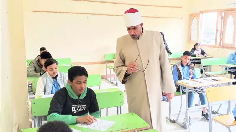 رئيس منطقة السويس الأزهرية يتابع امتحانات الشهادتين الابتدائية والإعدادية