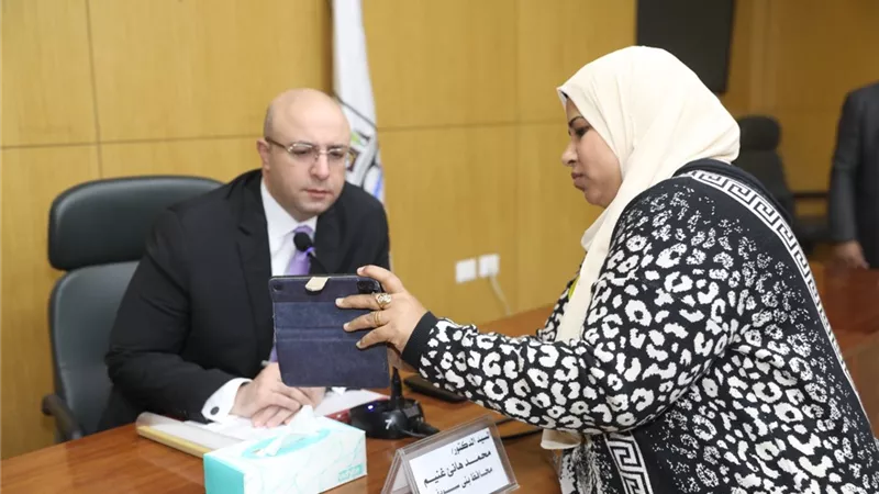 محافظ بنى سويف: صرف إعانات عاجلة لحالات إنسانية وتكليفات هامة لشركة المياه 