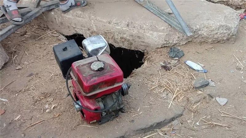 العثور على جثة طفل ببئر صرف صحي بعد تغيبه يوما كاملا في قنا|صور