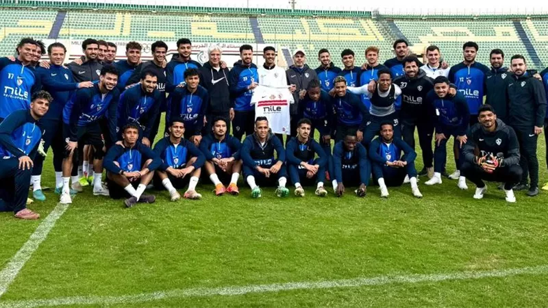 صورة تذكارية وقميص النادي.. الزمالك يكرم مشجعه الوحيد في برج العرب