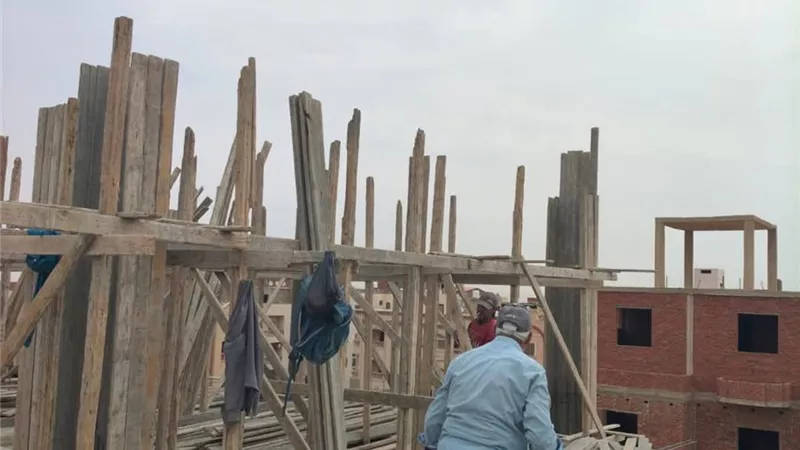 إيقاف اعمال وازالة فورية في المهد لحالة بناء مخالف بمدينة السلام بفيصل بالسويس