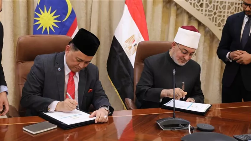 مفتي الجمهورية يوقع مذكرة تفاهم مع وزير الشؤون الدينية بولاية صباح الماليزية