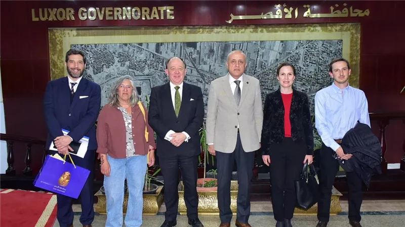 محافظ الأقصر يستقبل سفير الأرجنتين بالقاهرة لبحث سبل التعاون المشترك