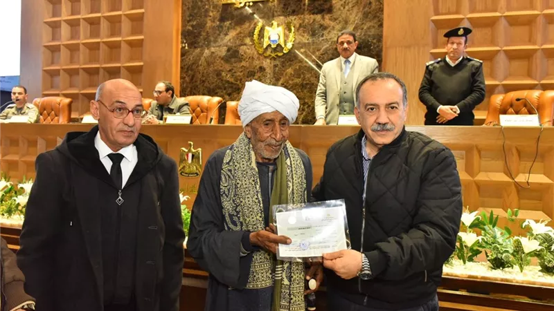أيقونة كفاح بأسيوط مسن يتحدى الأمية والمحافظ يكرمه تقديرا لإرادته