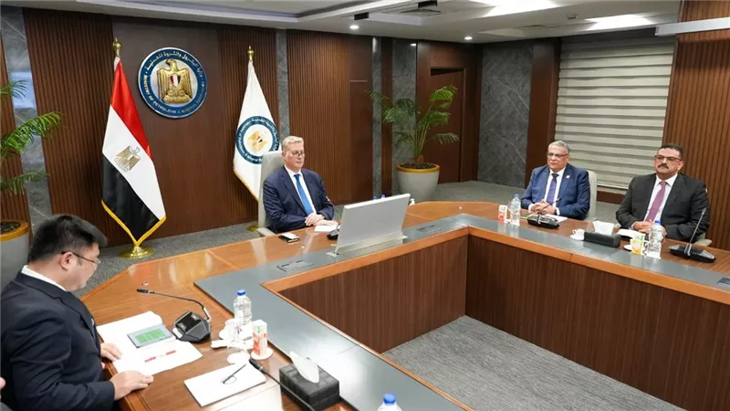  وزير البترول يبحث مع 