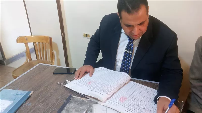 مدير القوى العاملة بقنا يفاجئ مكتب تفتيش وتشغيل نقادة